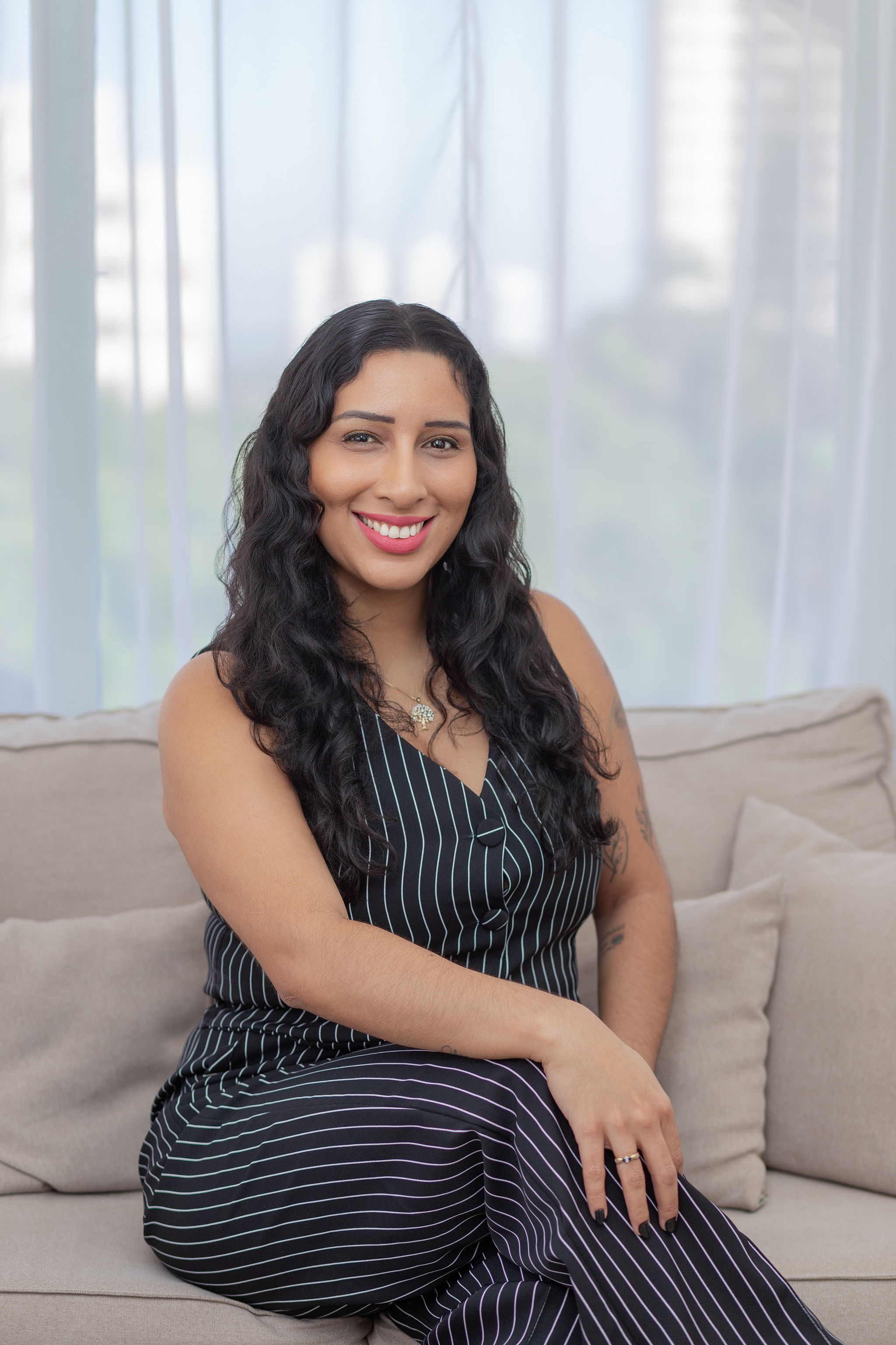 Fotografia da psicóloga Fernanda Cristina Lima de Oliveira em seu consultório